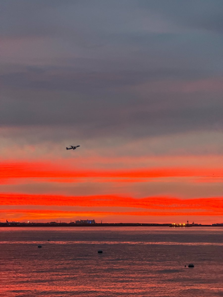 OnlyInBOS's tweet photo. The Boston sunrise on the first day of October.

❤️ https://t.co/jcaNKmMX8l