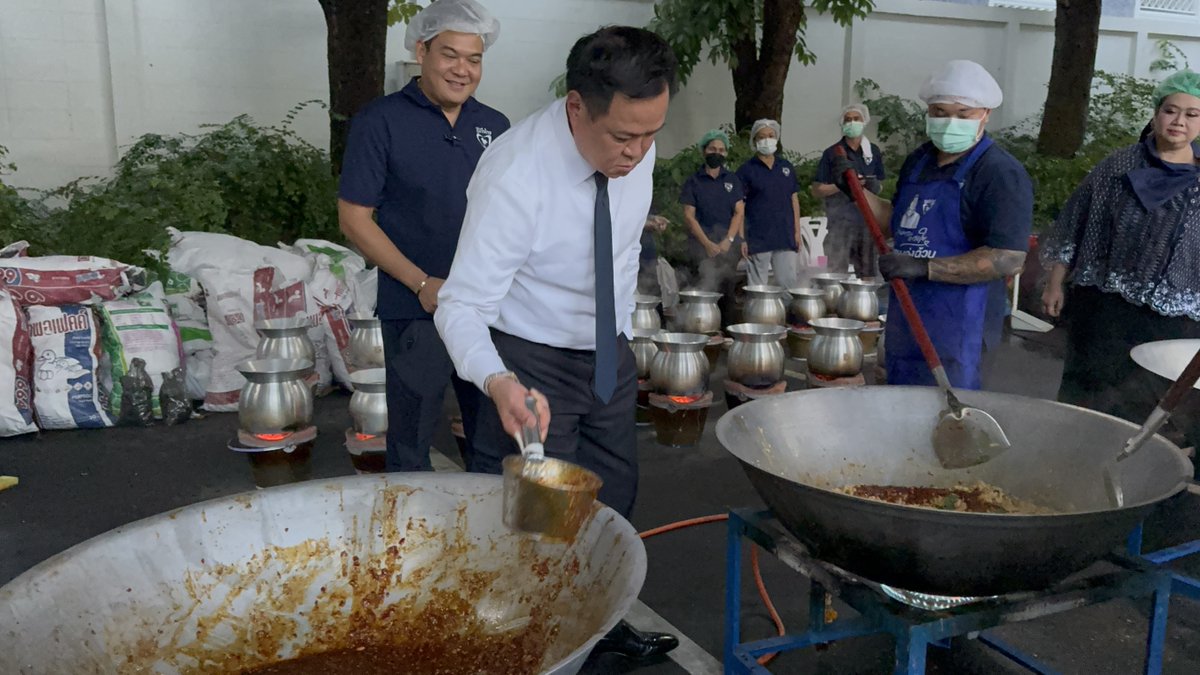 PPTVHD36's tweet photo. “อนุทิน” สวมบทเชฟ ลุยทำอาหารแจกผู้ประสบอุทกภัย เผยเปิดครัวจนสถานการณ์คลี่คลาย
.
อ่านต่อ : https://t.co/SuUkNPR92F
.
#อนุทิน #น้ำท่วม #เรื่องข่าวเรื่องใหญ่ #PPTVHD36 https://t.co/vKDmm9Lwqq