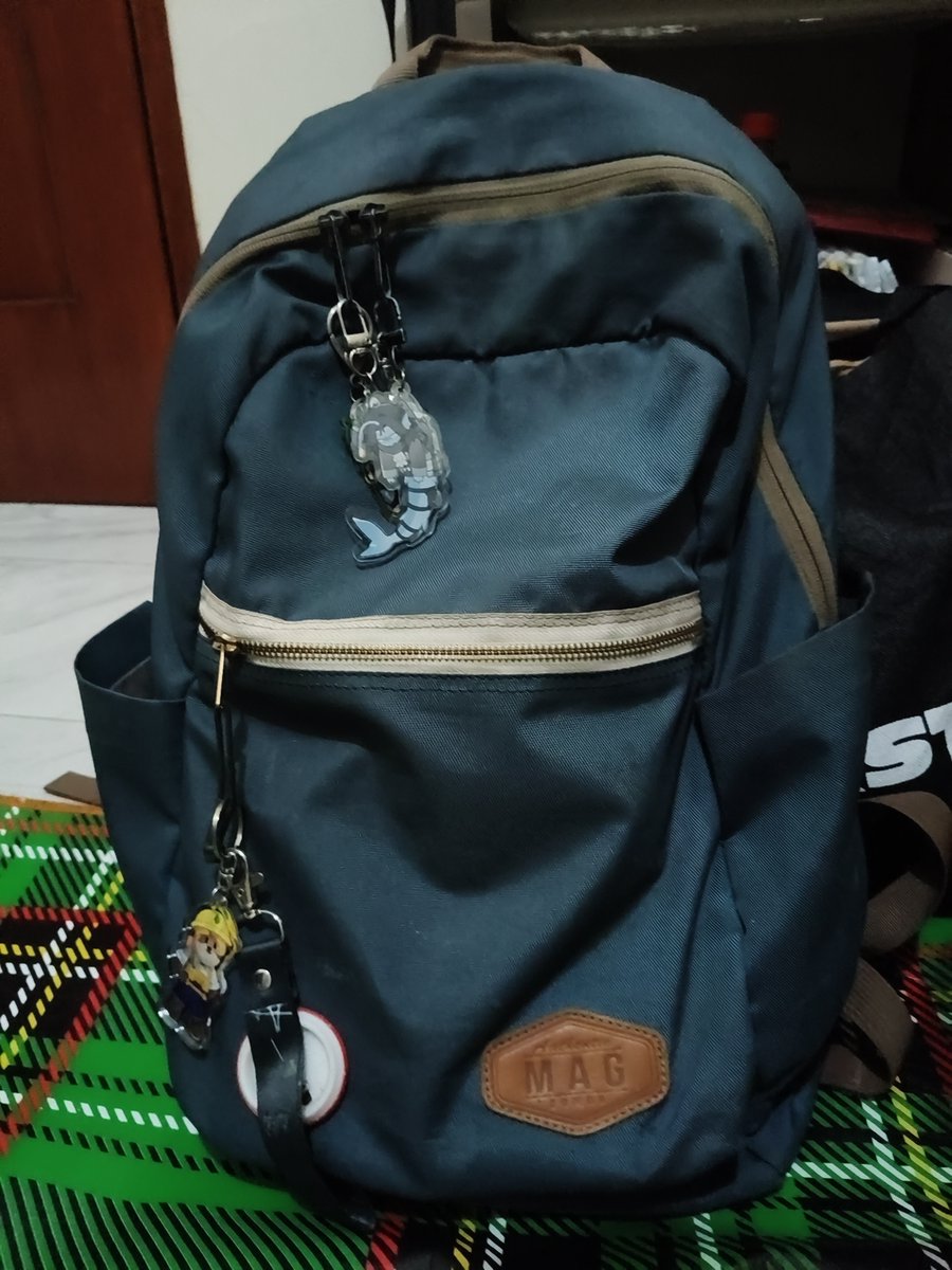 Galuh2212's tweet photo. JELEK BANGET JIR TIDAK ADA GITU GEMERLAP KREATIVITAS WARNA WARNI UWU GITU. Kan gw pen juga ya jalan ke gedung fakultas sambil membuat gemerincing suara merdu tumbukan akrilik 😔💔 https://t.co/auZHyq2uY3