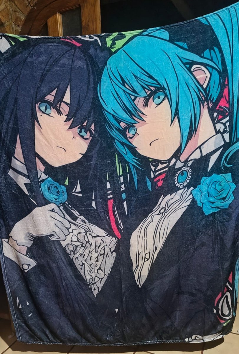 BroLucky39's tweet photo. Mi hermana me dio otro regalo de cumpleaños ademas de unos funkos, esta manta del gran dueto #Ado y #HatsuneMiku, me gusto mucho 🤩

(espero a futuro haga otra cancion en dueto, puedo componer una :3) https://t.co/KqZAKJJvBk