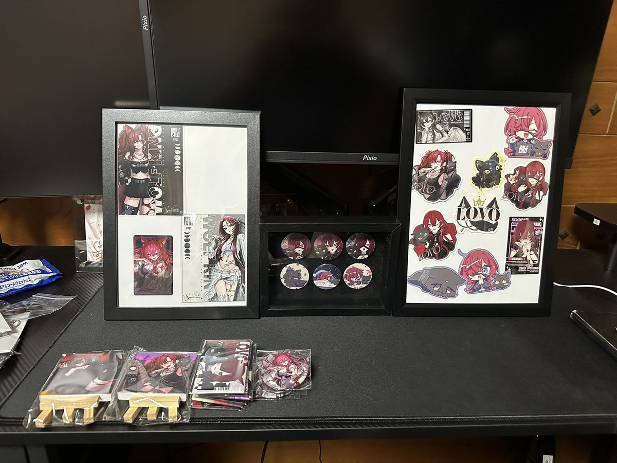 satoooooshi7's tweet photo. とりあえずアクスタとか以外はこんな感じにしようと思ってやってみたけどズレるから固定します😂
他の缶バッジとかプレイマットとかは色々届き次第飾ろうかな😌
 #ねえねえLOVOさん https://t.co/JeC7HisJsH