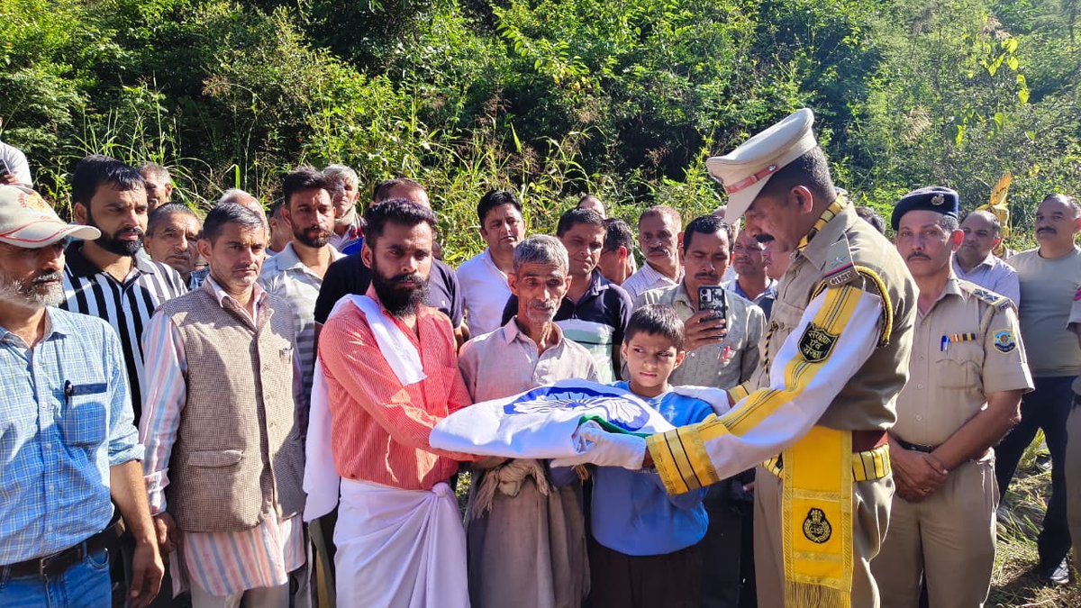 CISFHQrs's tweet photo. CISF Expresses its Deepest Condolences on the Tragic Demise of its Personnel

• SI/Exe Lachman Singh
• CT/GD Sanjeev Kumar

The CISF fraternity stands in solidarity with the bereaved families during this difficult time and prays for eternal peace to the departed souls.

#Tribute

@CISFNorth