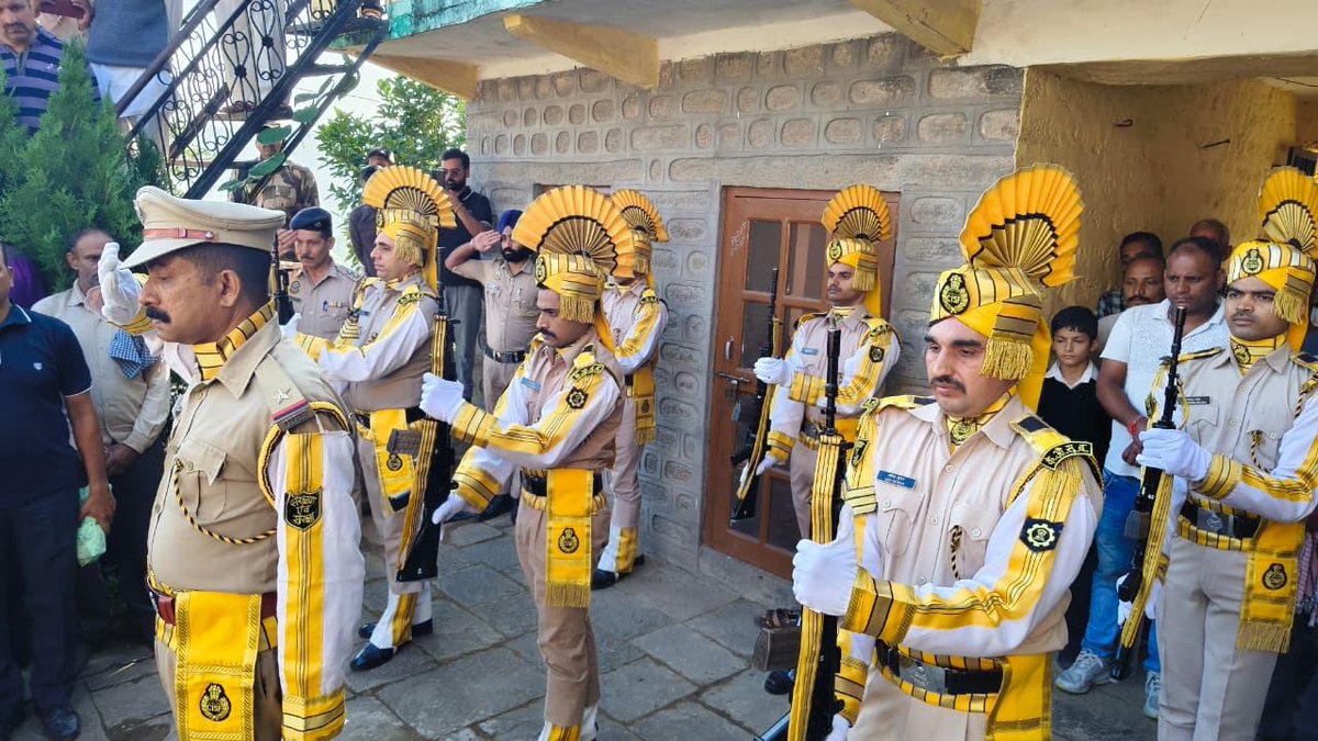 CISFHQrs's tweet photo. CISF Expresses its Deepest Condolences on the Tragic Demise of its Personnel

• SI/Exe Lachman Singh
• CT/GD Sanjeev Kumar

The CISF fraternity stands in solidarity with the bereaved families during this difficult time and prays for eternal peace to the departed souls.

#Tribute

@CISFNorth