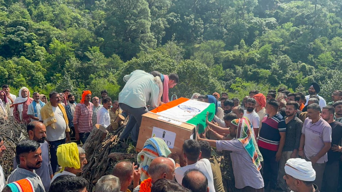 CISFHQrs's tweet photo. CISF Expresses its Deepest Condolences on the Tragic Demise of its Personnel

• SI/Exe Lachman Singh
• CT/GD Sanjeev Kumar

The CISF fraternity stands in solidarity with the bereaved families during this difficult time and prays for eternal peace to the departed souls.

#Tribute

@CISFNorth