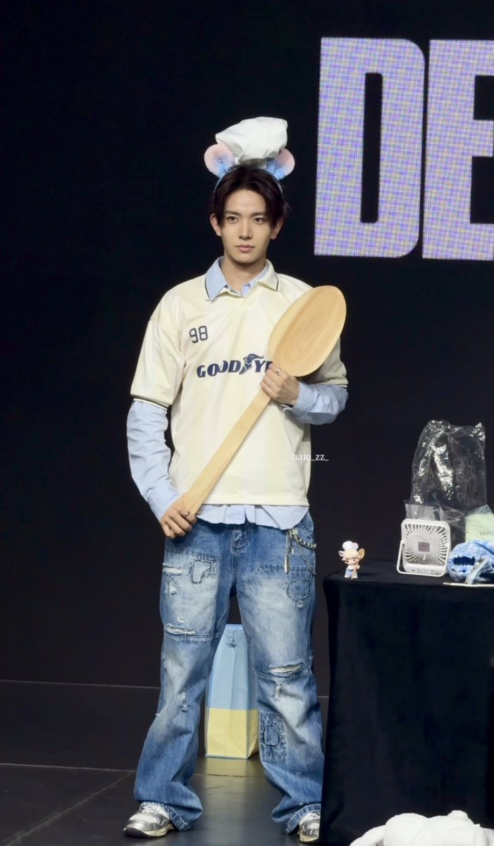 hevangelic's tweet photo. HELF what are his fansigns about anymore like :&amp;@;;&amp;:&amp;:&amp;:&amp;:&amp; i need to witness one myself one day https://t.co/tqUyTtNjqy