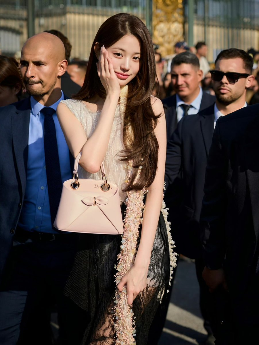 TTlmqi's tweet photo. Wonyoung’s aura blends youth and luxury perfectly for Dior Summer27.

WONYOUNG IN DIOR
#WonyoungDiorSummer27
#JANGWONYOUNG
#WONYOUNG
#DiorSummer27 @Dior https://t.co/xAb6OAMWhy
