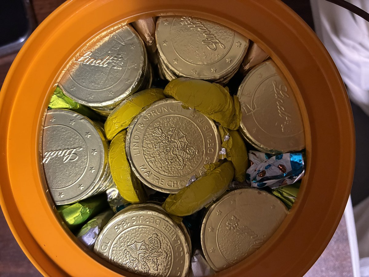 marukixyuu's tweet photo. リンツ詰め放題5980円缶に1キロ以上、約15000円分詰める方法。
リンドール詰めたらせいぜい600グラムなのでまずリンドールを捨てるところから始めましょう。 https://t.co/7gcYnMbTFY