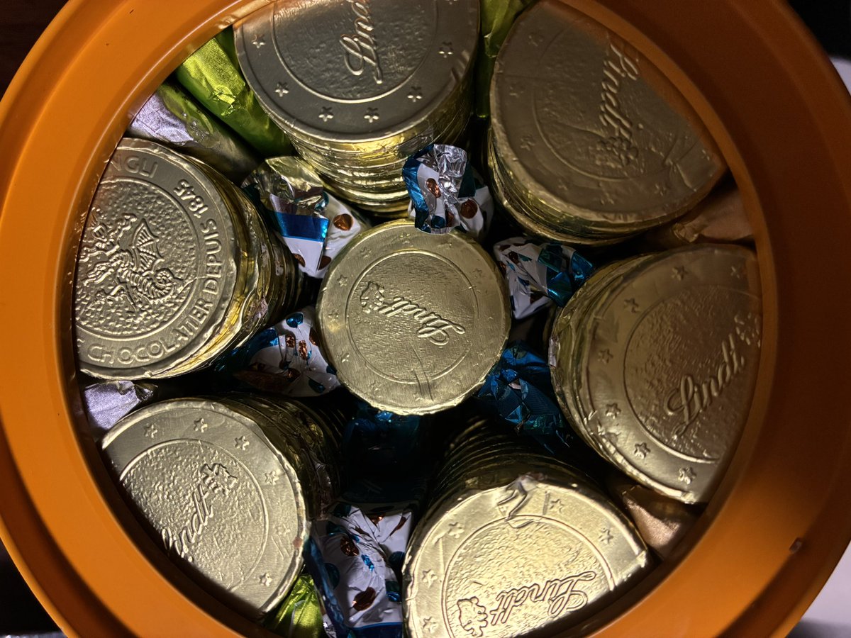 marukixyuu's tweet photo. リンツ詰め放題5980円缶に1キロ以上、約15000円分詰める方法。
リンドール詰めたらせいぜい600グラムなのでまずリンドールを捨てるところから始めましょう。 https://t.co/7gcYnMbTFY