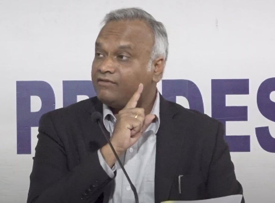 Delhiite_'s tweet photo. Rs 80 per vote deleted. 6,000+ voters wiped out. 🚨

Karnataka SIT reportedly found a data centre in Kalaburagi was used to delete genuine voters from Aland's rolls before the 2023 polls.

Priyank Kharge says all probes point to foul play by BJP leaders. He reportedly got a case filed in Aland and an FIR is now registered in Belagavi.

Who paid? Who gave the orders?