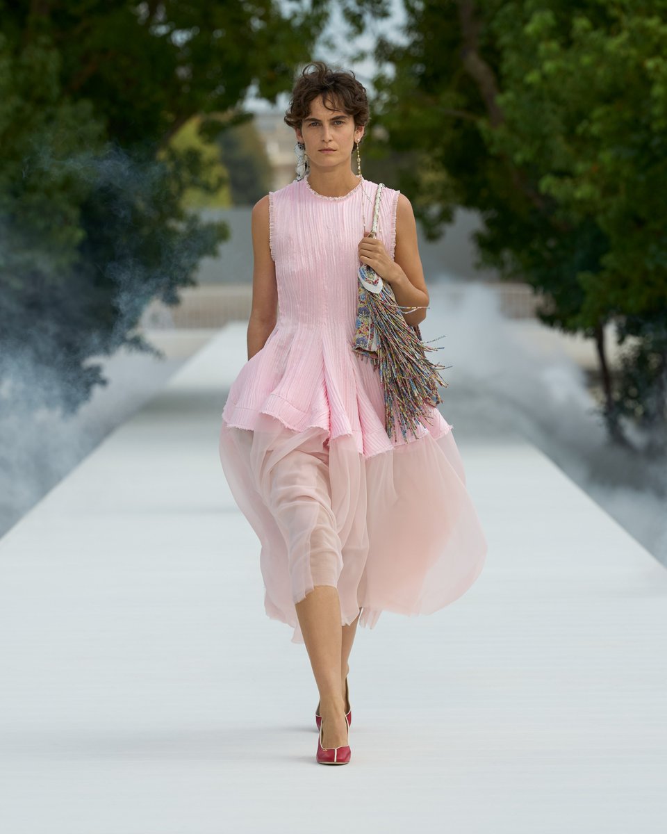 Dior's tweet photo. Look 25 from the Dior Summer 2027 Women’s show.

https://t.co/8enQ9WdBNI

#DiorSummer27 https://t.co/EpbIL9ttnv