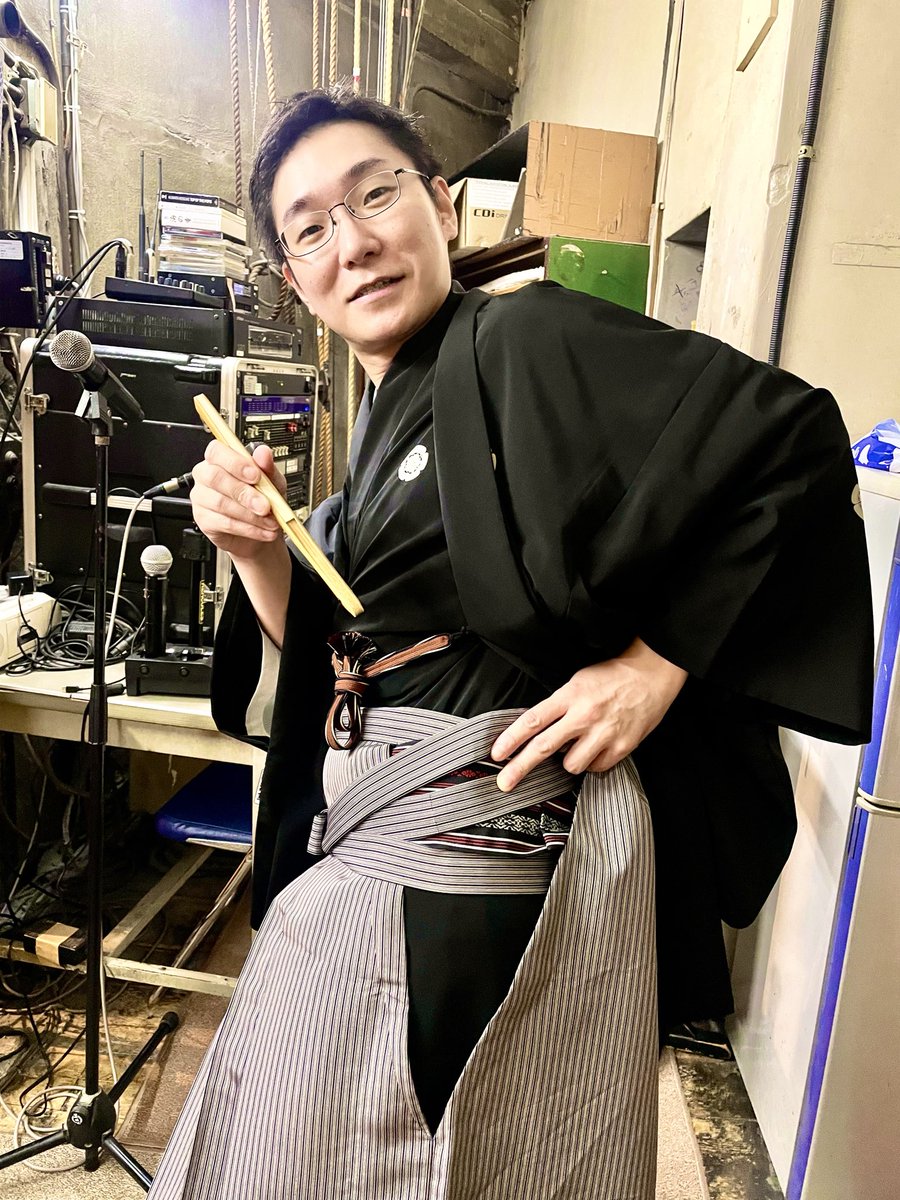 shochiku_s's tweet photo. 二ツ目披露目、浅草演芸ホールの初日！
笑福亭羽光師匠の芝居に出演させていただきました！

一門の兄弟子から頂いた羽織紐と、思い出深い帯の写真を撮ってもらおうとしたけどあんまり映らなかったときの僕です。 https://t.co/5MpY6oYruZ