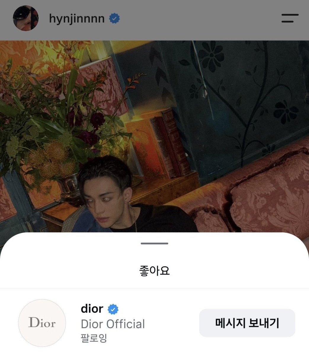ssomi_SKZlove's tweet photo. 디올 공계 좋아요

HYUNJIN STUNS AT DIOR PFW 
#DiorSummer27_HYUNJIN https://t.co/1JoFK8YXpk