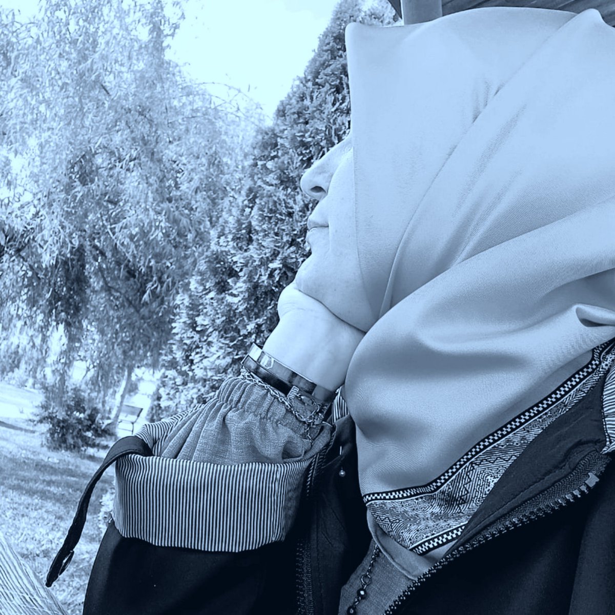 VuslattaVuslat's tweet photo. Şimdi Eylül'ün hüznünü Ekim yüklenir,
Bulutlar döker efkârını gözyaşlarının.
Yatılı bir hüzün çalarken kapısını vaktin;
Ben mi?
Ne olsun
Hep aynı telden çalıyor kalbim.
Ansızın göçmen kuşlar geçiyor üzerimden,
Geçici bir heves kaplıyor içimi;
Biraz sonbahar, biraz kış güneşi gibi https://t.co/71wbycC8Oe