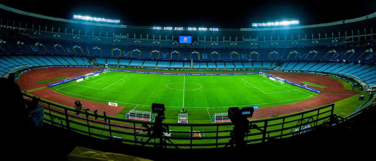 DataFutebol's tweet photo. Esse é o Salt Lake Stadium, estádio que o Brasil vai jogar contra a Índia nesse sábado. Tem capacidade para mais de 80 mil lugares. https://t.co/NLJc37AYwO