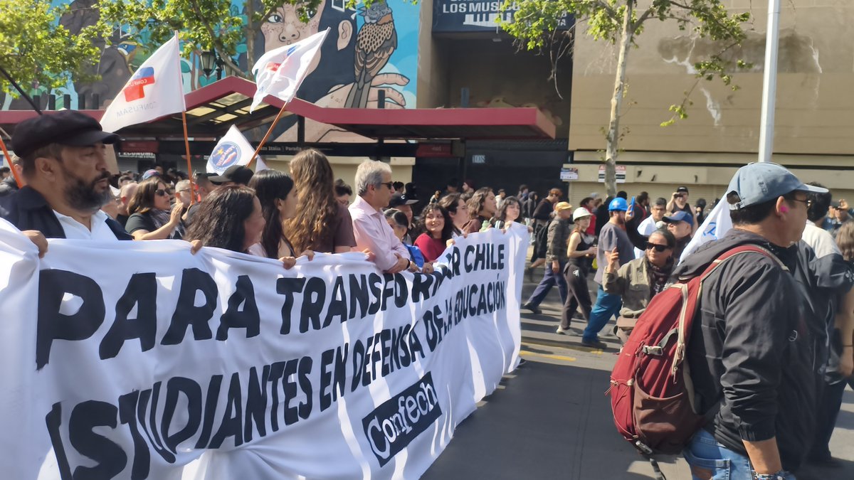 ConfusamChile's tweet photo. La @ConfusamChile presente en la marcha de la @Confech para exigir el fin al lucro en la #Educación . Apoyando la luchas por un #Chile más justo para tod@s 💪💪💪 https://t.co/1txahjXYLU
