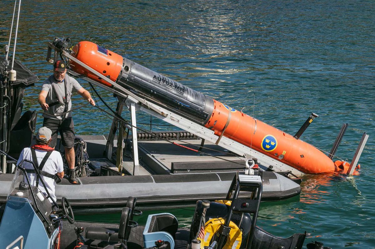 RoyalNavy's tweet photo. The #RoyalNavy led a contingent of nations in using the latest autonomous and uncrewed technology for dealing with underwater threats. They worked with @NATO allies for the annual #ExRepmus26
➡️https://t.co/cWgDnhdtAo https://t.co/9yhs3Pogs9
