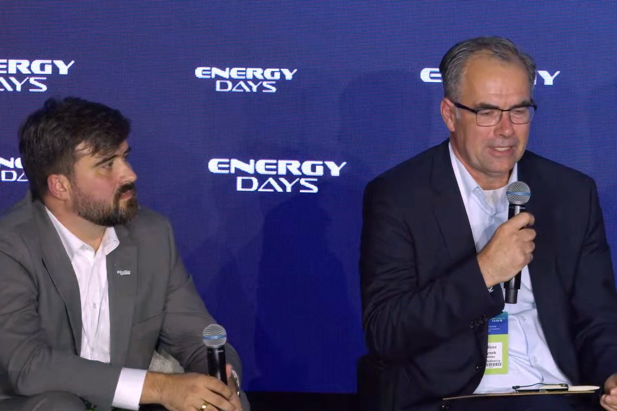 IL_PIB's tweet photo. Twitter

🤖⚡ AI potrzebuje nie tylko procesorów – potrzebuje także energii i infrastruktury.

Podczas #EnergyDays2026 Arkadiusz Dorynek z IŁ-PIB mówił o Gigafabrykach AI, roli energetyki, potrzebie sprawniejszych procedur i budowie krajowego ekosystemu AI.

💬 „Zbudowanie infrastruktury jest bazą, na której będziemy budować całą przyszłość”.

➡️ https://t.co/Ct2l2O2mNC

#ILPIB #AI #DataCenter #GigafabrykaAI