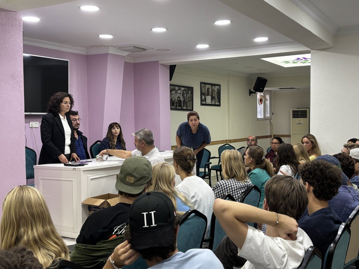 dempartistanbul's tweet photo. Danimarka’dan İstanbul’a gelen üniversite ve lise öğrencilerinden oluşan gençlik grubu, gezileri kapsamında İl Örgütümüzü ziyaret etti. Türkiye’nin güncel siyasi gündemi, Barış ve Demokratik Toplum Sürecine dair bilgilendirmelerin yapıldığı görüşmede; karşılıklı görüş alışverişinde bulunuldu.

Nazik ziyaretleri ve değerli paylaşımları için gençlik grubuna teşekkür ederiz. Gençlerin sözü ve katılımı demokratik toplumun gelişimine önemli katkı sunacağına inanıyoruz.