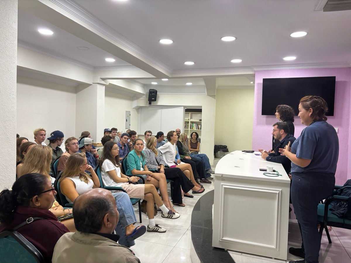 dempartistanbul's tweet photo. Danimarka’dan İstanbul’a gelen üniversite ve lise öğrencilerinden oluşan gençlik grubu, gezileri kapsamında İl Örgütümüzü ziyaret etti. Türkiye’nin güncel siyasi gündemi, Barış ve Demokratik Toplum Sürecine dair bilgilendirmelerin yapıldığı görüşmede; karşılıklı görüş alışverişinde bulunuldu.

Nazik ziyaretleri ve değerli paylaşımları için gençlik grubuna teşekkür ederiz. Gençlerin sözü ve katılımı demokratik toplumun gelişimine önemli katkı sunacağına inanıyoruz.