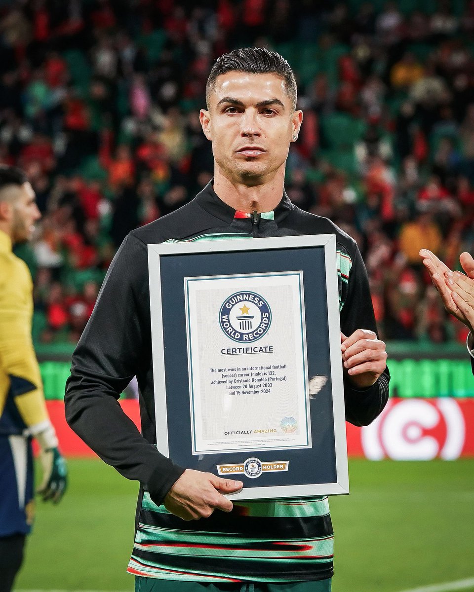 GTSytb's tweet photo. Voici l’hôtel des joueurs du Portugal aujourd’hui à leurs sorties ! 🇵🇹

Y’a absolument PERSONNE qui est venu voir la sortie des joueurs, pas 1 chien. ❌

La sélection Portugaise sans Cristiano Ronaldo n’intéresse absolument personne, l’équipe vaut 0. 😬 https://t.co/4W8L0pA6JN