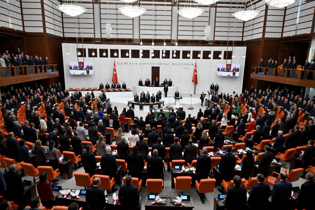 abakingurlek's tweet photo. Cumhurbaşkanımız Sayın @RTErdogan’ın teşrifleriyle gerçekleştirilen Türkiye Büyük Millet Meclisi 28. Dönem 5. Yasama Yılı Açılış Programı’na katıldık.

Sayın Cumhurbaşkanımızın başta yeni ve sivil anayasa hedefimiz ile Terörsüz Türkiye süreci olmak üzere, ülkemizin iç ve dış politikasına ilişkin değerlendirme ve mesajlarını dinledik.

Bu vesileyle, Gazi Meclisimizin çatısı altında aziz milletimizi temsil eden milletvekillerimizin yeni yasama yılını tebrik ediyor; 5. Yasama Yılı’nın ülkemiz, milletimiz ve demokrasimiz için hayırlara vesile olmasını temenni ediyorum.