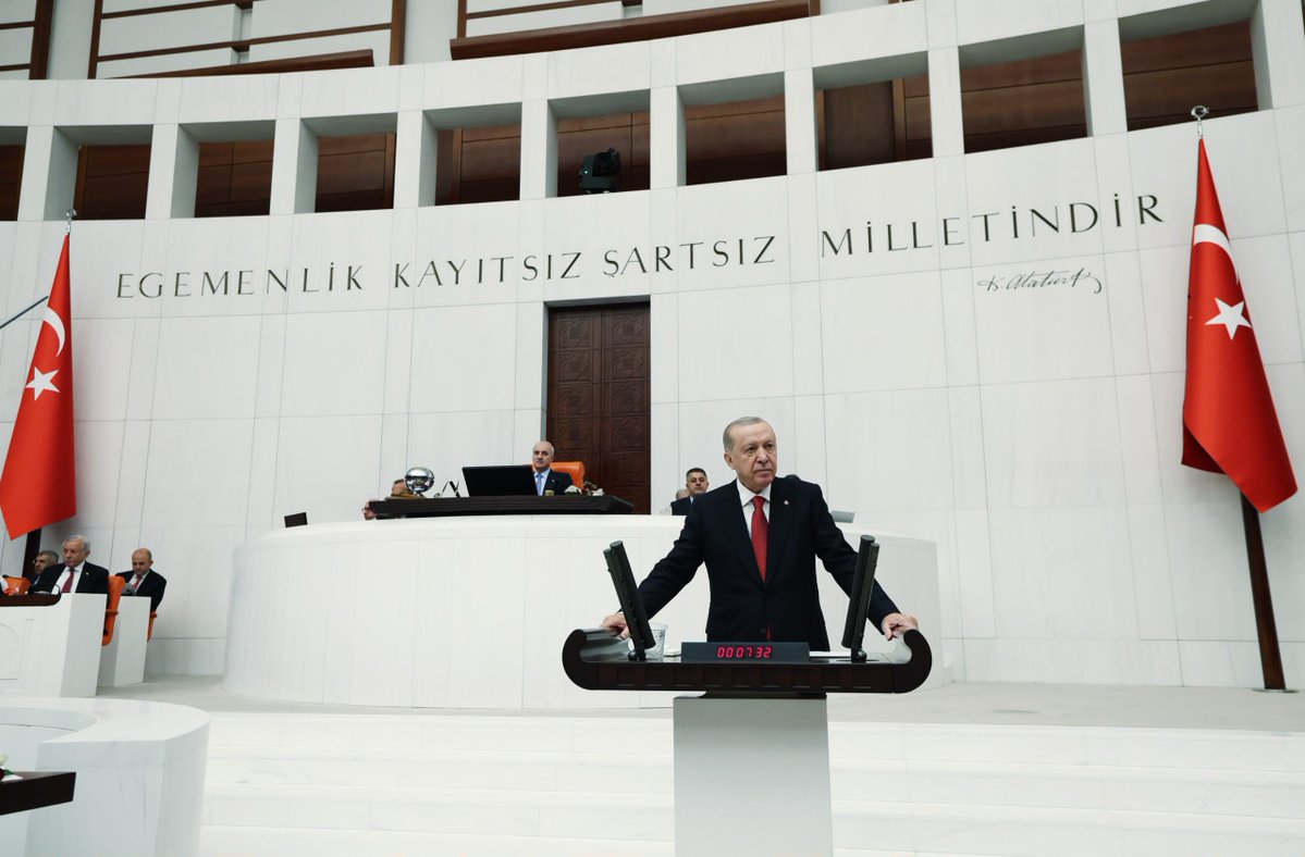 abakingurlek's tweet photo. Cumhurbaşkanımız Sayın @RTErdogan’ın teşrifleriyle gerçekleştirilen Türkiye Büyük Millet Meclisi 28. Dönem 5. Yasama Yılı Açılış Programı’na katıldık.

Sayın Cumhurbaşkanımızın başta yeni ve sivil anayasa hedefimiz ile Terörsüz Türkiye süreci olmak üzere, ülkemizin iç ve dış politikasına ilişkin değerlendirme ve mesajlarını dinledik.

Bu vesileyle, Gazi Meclisimizin çatısı altında aziz milletimizi temsil eden milletvekillerimizin yeni yasama yılını tebrik ediyor; 5. Yasama Yılı’nın ülkemiz, milletimiz ve demokrasimiz için hayırlara vesile olmasını temenni ediyorum.