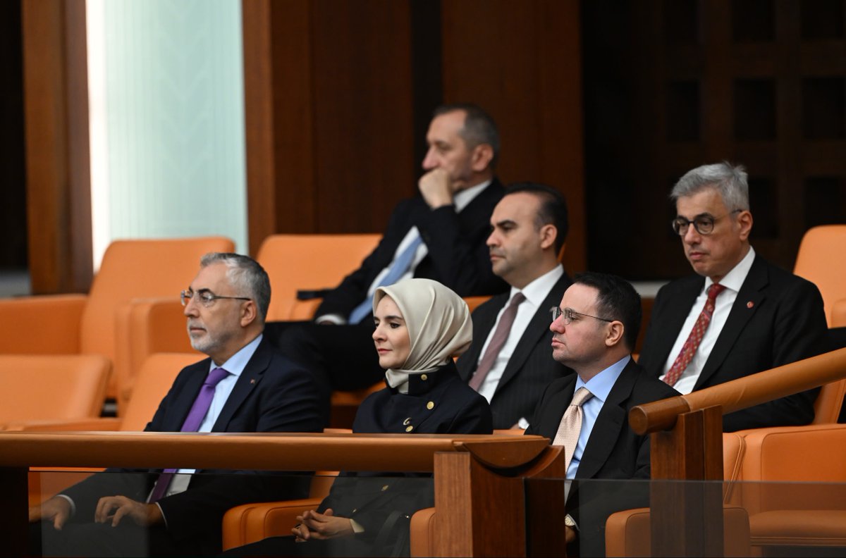 abakingurlek's tweet photo. Cumhurbaşkanımız Sayın @RTErdogan’ın teşrifleriyle gerçekleştirilen Türkiye Büyük Millet Meclisi 28. Dönem 5. Yasama Yılı Açılış Programı’na katıldık.

Sayın Cumhurbaşkanımızın başta yeni ve sivil anayasa hedefimiz ile Terörsüz Türkiye süreci olmak üzere, ülkemizin iç ve dış politikasına ilişkin değerlendirme ve mesajlarını dinledik.

Bu vesileyle, Gazi Meclisimizin çatısı altında aziz milletimizi temsil eden milletvekillerimizin yeni yasama yılını tebrik ediyor; 5. Yasama Yılı’nın ülkemiz, milletimiz ve demokrasimiz için hayırlara vesile olmasını temenni ediyorum.