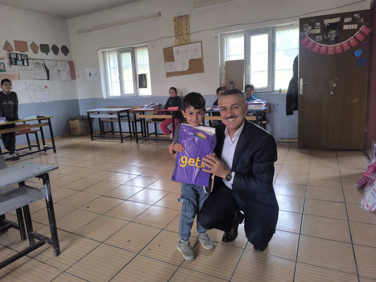 PatnosMEM's tweet photo. 📌OKULLARIMIZA SAHA ZİYARETLERİ SÜRÜYOR

Patnos İlçe Millî Eğitim Müdürümüz Sayın Yüksel ZORLU, eğitim-öğretim yılı kapsamında okullarımıza yönelik saha ziyaretlerini sürdürüyor.

Bu kapsamda Kızkapan İlkokulu ve Akçaören İlkokulunu ziyaret eden Sayın ZORLU, okul yöneticileri ve öğretmenlerle bir araya gelerek eğitim-öğretim faaliyetleri hakkında bilgi aldı, görüş ve talepleri dinledi.

Ziyaretler kapsamında öğrencilerle de bir araya gelen Sayın Yüksel ZORLU, öğrencilerimize çeşitli hediyeler takdim ederek onların mutluluğuna ortak oldu. 

Eğitimde kaliteyi artırmak ve okullarımızın ihtiyaçlarını yerinde değerlendirmek amacıyla saha ziyaretlerimiz devam ediyor.

@tcmeb
@tcagrivaliligi 
@agrimem 
@halukcakan12 
@patnos_004
@YkselZorlu