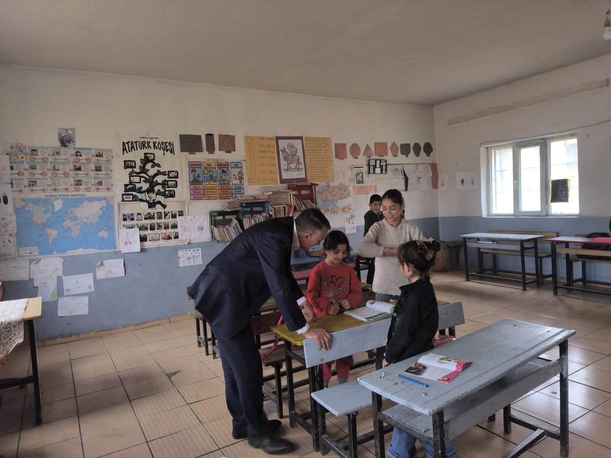 PatnosMEM's tweet photo. 📌OKULLARIMIZA SAHA ZİYARETLERİ SÜRÜYOR

Patnos İlçe Millî Eğitim Müdürümüz Sayın Yüksel ZORLU, eğitim-öğretim yılı kapsamında okullarımıza yönelik saha ziyaretlerini sürdürüyor.

Bu kapsamda Kızkapan İlkokulu ve Akçaören İlkokulunu ziyaret eden Sayın ZORLU, okul yöneticileri ve öğretmenlerle bir araya gelerek eğitim-öğretim faaliyetleri hakkında bilgi aldı, görüş ve talepleri dinledi.

Ziyaretler kapsamında öğrencilerle de bir araya gelen Sayın Yüksel ZORLU, öğrencilerimize çeşitli hediyeler takdim ederek onların mutluluğuna ortak oldu. 

Eğitimde kaliteyi artırmak ve okullarımızın ihtiyaçlarını yerinde değerlendirmek amacıyla saha ziyaretlerimiz devam ediyor.

@tcmeb
@tcagrivaliligi 
@agrimem 
@halukcakan12 
@patnos_004
@YkselZorlu