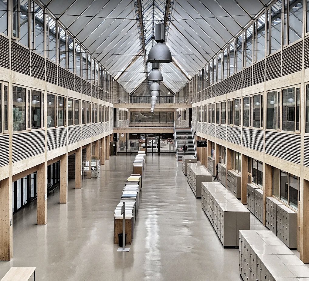 GeWoessner's tweet photo. Le lycée "délabré" Nelson Mandela, incendié à Nantes. https://t.co/AL1LDjTuw8