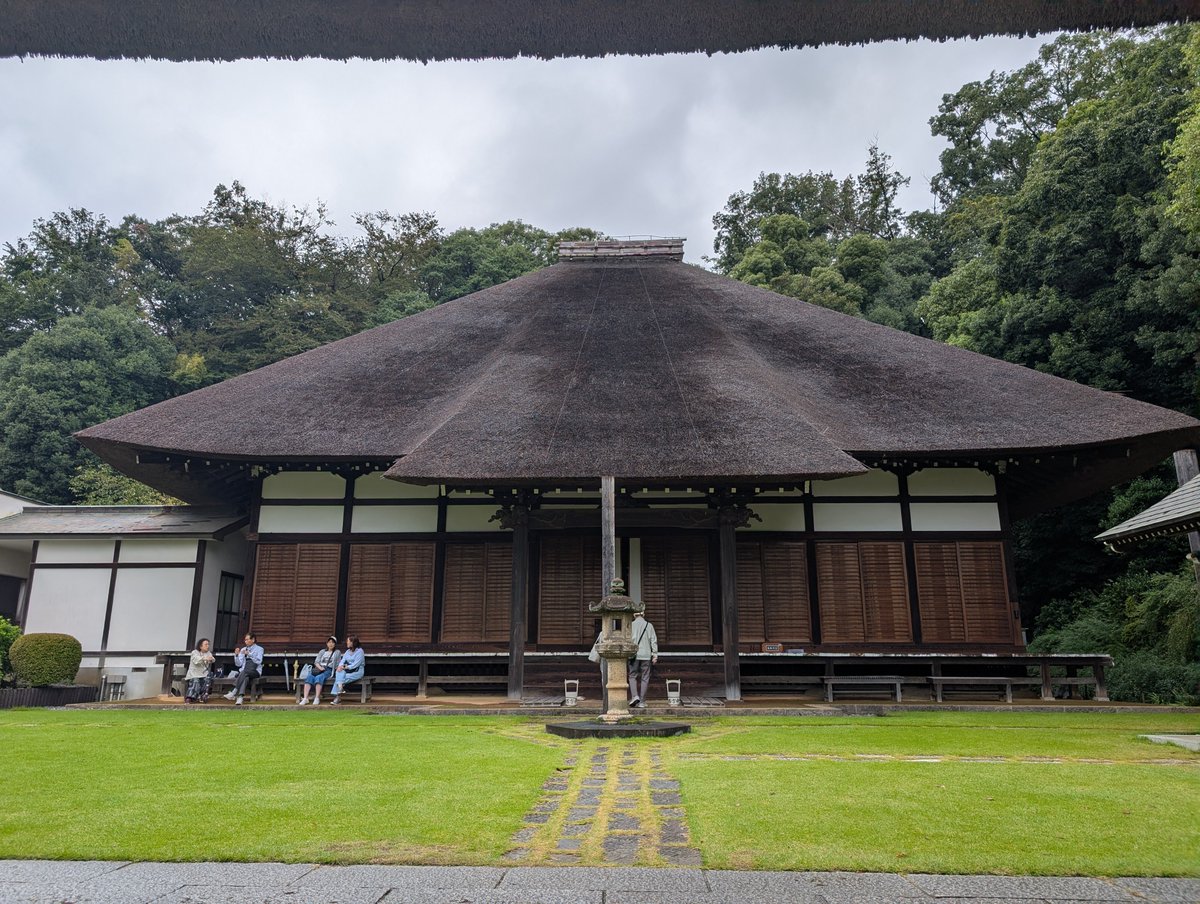 yasuchi113373's tweet photo. 西方寺の彼岸花。
見頃は過ぎてたけど、赤い彼岸花だけかろうじて。
御朱印は黄色の彼岸花のものをいただきました。
茅葺きの屋根もいいよね
#御朱印 #彼岸花 https://t.co/3eIuC6JaJa