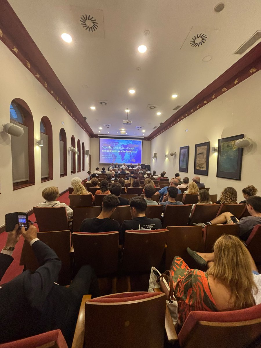 CatHdaT's tweet photo. ¿Qué retos afrontan hoy nuestras #democracias en #Europa? 🇪🇺

Ayer llenamos el Salón de Actos del Real Casino de #Murcia para reflexionar y dialogar sobre seguridad, defensa y resiliencia democrática.

Gracias a todos los que nos acompañasteis ayer👏❤️ https://t.co/s9PPCSMBRj