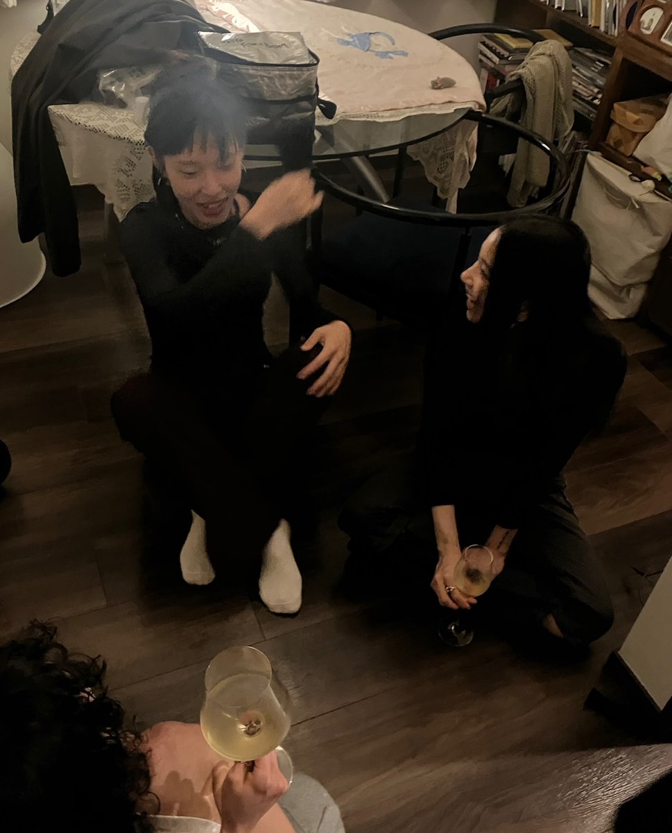 godmitzu's tweet photo. CHAEYOUNG WITH HER FRIENDS FOR HYEIN SEO https://t.co/ZWJptO6Y7u