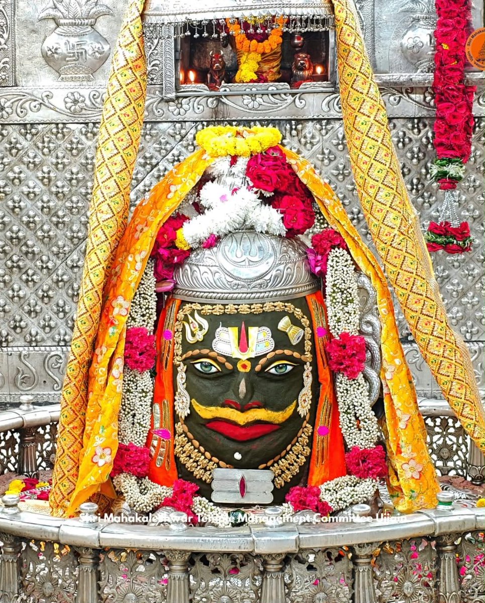 ROOPCHAUDHARY's tweet photo. जय श्री महाकाल जी की,श्री महाकालेश्वर ज्योतिर्लिंग का आज का सायंकालीन आरती श्रृंगार दर्शन,आश्विन, कृष्ण पक्ष, तिथि - पंचमी, संवत् २०८३, दिन - बृहस्पतिवार, ०१ अक्टूबर २०२६💐💐ॐ नमः शिवाय🌹🌹बाबा महाकाल भगवान जी के पावन चरणों में कोटि कोटि नमन वंदन है 💐💐शुभ संध्या जी 💐💐🙏🙏 https://t.co/AQDlLSlXYZ