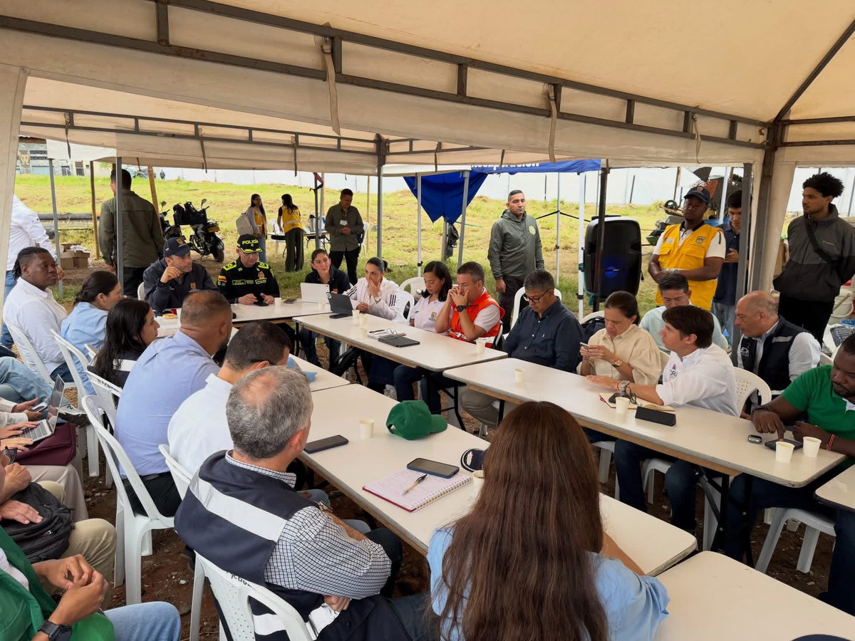 BienestarSociaI's tweet photo. Hoy estuvimos en el Puesto de Mando Unificado de la Operación Cristo Rey, un espacio que se realiza diariamente para reunir a las diferentes dependencias de la @AlcaldiaDeCali, revisar lo que está pasando en el territorio, hacer seguimiento a las acciones y coordinar el trabajo que continúa en el Centro de la ciudad y la Comuna 3. 📍

✔️ Desde la Secretaría de Bienestar Social hacemos parte de este esfuerzo llevando nuestra oferta, articulando respuestas y acompañando las situaciones sociales que se van identificando en cada jornada.

Este trabajo, liderado por nuestro alcalde @alejoeder, requiere presencia constante y coordinación entre todas las entidades. Por eso seguimos participando activamente en estos espacios, sumando capacidades y llevando a la práctica las acciones necesarias para avanzar en la recuperación del Centro de Cali. 💙🫱🏼‍🫲🏾

#CaliSomosTodos