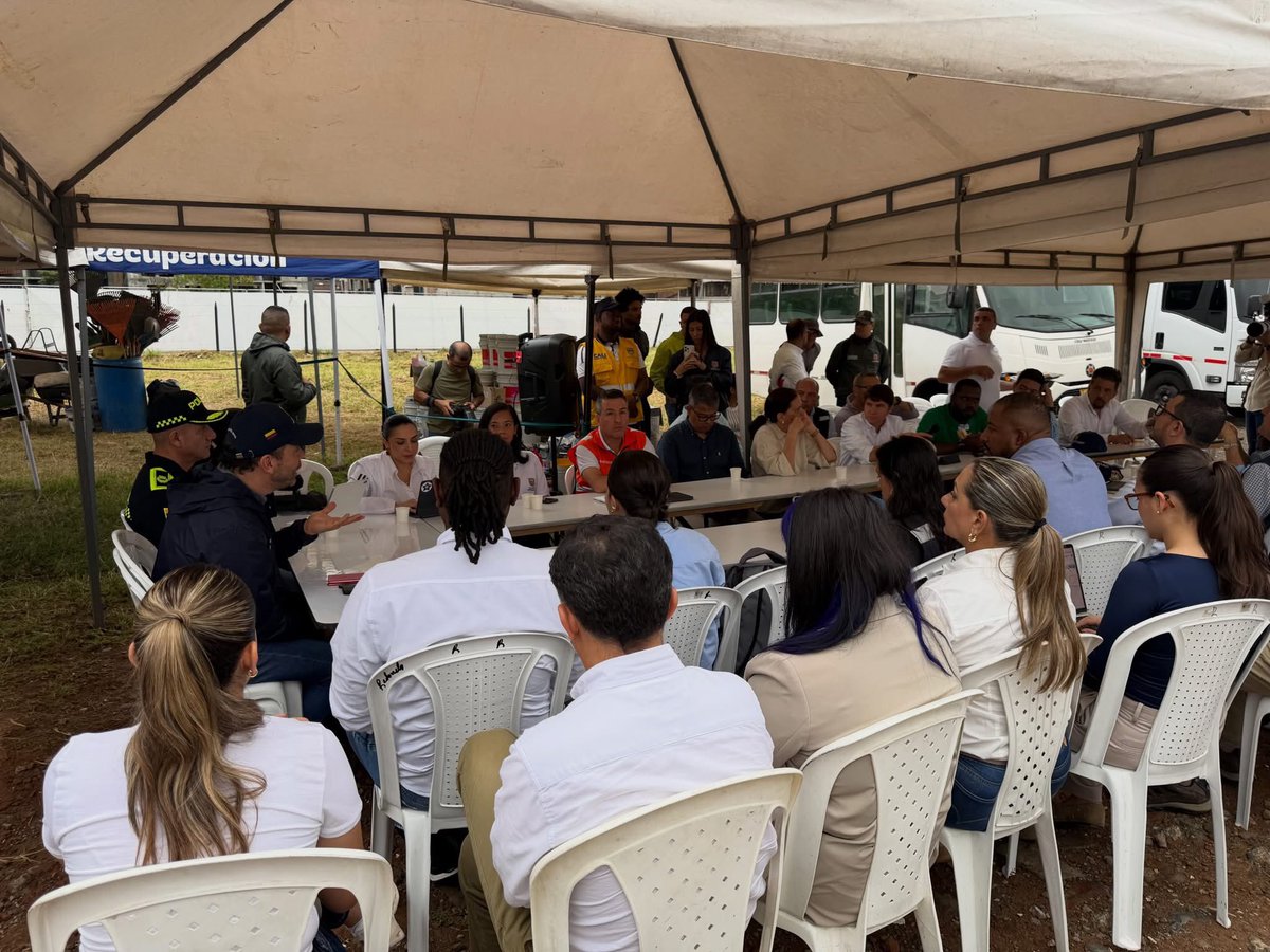 BienestarSociaI's tweet photo. Hoy estuvimos en el Puesto de Mando Unificado de la Operación Cristo Rey, un espacio que se realiza diariamente para reunir a las diferentes dependencias de la @AlcaldiaDeCali, revisar lo que está pasando en el territorio, hacer seguimiento a las acciones y coordinar el trabajo que continúa en el Centro de la ciudad y la Comuna 3. 📍

✔️ Desde la Secretaría de Bienestar Social hacemos parte de este esfuerzo llevando nuestra oferta, articulando respuestas y acompañando las situaciones sociales que se van identificando en cada jornada.

Este trabajo, liderado por nuestro alcalde @alejoeder, requiere presencia constante y coordinación entre todas las entidades. Por eso seguimos participando activamente en estos espacios, sumando capacidades y llevando a la práctica las acciones necesarias para avanzar en la recuperación del Centro de Cali. 💙🫱🏼‍🫲🏾

#CaliSomosTodos