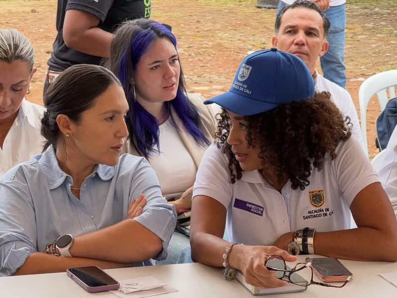 BienestarSociaI's tweet photo. Hoy estuvimos en el Puesto de Mando Unificado de la Operación Cristo Rey, un espacio que se realiza diariamente para reunir a las diferentes dependencias de la @AlcaldiaDeCali, revisar lo que está pasando en el territorio, hacer seguimiento a las acciones y coordinar el trabajo que continúa en el Centro de la ciudad y la Comuna 3. 📍

✔️ Desde la Secretaría de Bienestar Social hacemos parte de este esfuerzo llevando nuestra oferta, articulando respuestas y acompañando las situaciones sociales que se van identificando en cada jornada.

Este trabajo, liderado por nuestro alcalde @alejoeder, requiere presencia constante y coordinación entre todas las entidades. Por eso seguimos participando activamente en estos espacios, sumando capacidades y llevando a la práctica las acciones necesarias para avanzar en la recuperación del Centro de Cali. 💙🫱🏼‍🫲🏾

#CaliSomosTodos