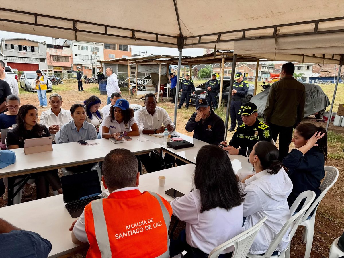 BienestarSociaI's tweet photo. Hoy estuvimos en el Puesto de Mando Unificado de la Operación Cristo Rey, un espacio que se realiza diariamente para reunir a las diferentes dependencias de la @AlcaldiaDeCali, revisar lo que está pasando en el territorio, hacer seguimiento a las acciones y coordinar el trabajo que continúa en el Centro de la ciudad y la Comuna 3. 📍

✔️ Desde la Secretaría de Bienestar Social hacemos parte de este esfuerzo llevando nuestra oferta, articulando respuestas y acompañando las situaciones sociales que se van identificando en cada jornada.

Este trabajo, liderado por nuestro alcalde @alejoeder, requiere presencia constante y coordinación entre todas las entidades. Por eso seguimos participando activamente en estos espacios, sumando capacidades y llevando a la práctica las acciones necesarias para avanzar en la recuperación del Centro de Cali. 💙🫱🏼‍🫲🏾

#CaliSomosTodos