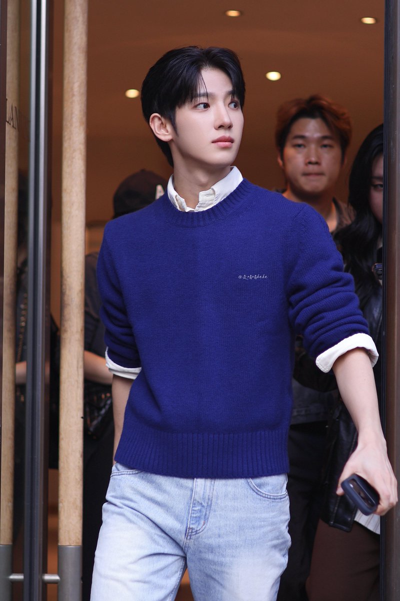 soso_note1's tweet photo. PARK SIWOO IN PARIS 
#PARKSIWOO #PARKSIWOOxPFWSS27 
너무 이쁘다 슈야 불어로 말할거 같아 https://t.co/uEvMcw2hKq