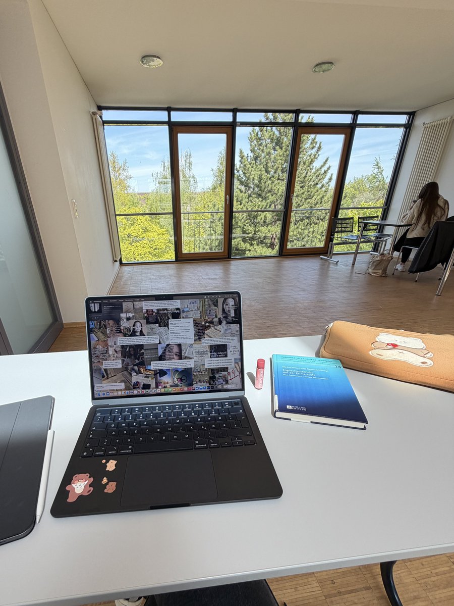 aprilsdiaries's tweet photo. four seasons at my favourite study spot on campus https://t.co/UzLtIvG2Nm