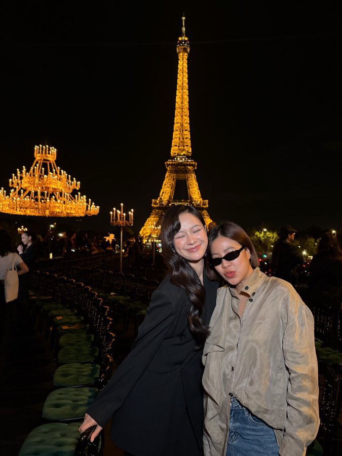 27Dbk's tweet photo. พี่มิ้ลค์กับคุณเอิง(elle thailand)และพี่ฟอร์ด(vogue thailand) 
อมกกกกกก เป็นที่รักขอฃผู้ใหญ่ในวงการแฟชั่นจริงๆ

MILK PANSA SHINE PFWSS27
#YSLxMilkPansa
#MilkPansa
#SaintLaurentSS27
#PFW #YSL 
#YvesSaintLaurent
@panlyyy @YSL https://t.co/GbDqPQmu7D