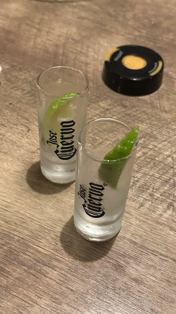 TO_hud6ex's tweet photo. @TO_ZAWAKUN
先日、26歳で人生初テキーライッキ飲みした😀WWWWWWWWWWWW
今までテキーラ飲んだことない(ガチで) https://t.co/J2eSGZcSnz