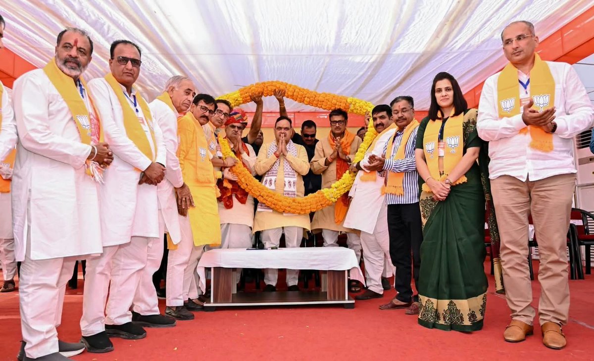 Parakram4BJP's tweet photo. माननीय मुख्यमंत्री श्री भजनलाल शर्मा जी, नगरीय विकास एवं आवासन मंत्री श्री झाबर सिंह खर्रा जी एवं पूर्व नेता प्रतिपक्ष श्री राजेन्द्र राठौड़ जी सहि�� माननीय विधायकगण, जिलाध्यक्षों की गरिमामयी उपस्थिति में आज फतेहपुर में सीकर, चूरू व झुंझुनू जिलों के भाजपा की संगठनात्मक बैठक में शामिल होने का सौभाग्य प्राप्त हुआ। इस दौरान उपस्थित सभी भाजपा पदाधिकारियों व कार्यकर्ताओं ने नगरीय निकाय चुनाव के बाद अब पंचायती राज चुनावों में चहुंओर कमल खिलाने का संकल्प लिया। 

डबल इंजन की सरकार शेखावाटी की तकदीर व तस्वीर बदलने के लिए पूरी तरह प्रतिबद्ध ���ै। आज ही मुख्यमंत्री जी ने चूरू, झुंझुनूं और सीकर जिलों में 1,277 करोड़ रुपये से अधिक की लागत वाले 83 विभिन्न विकास कार्यों का शिलान्यास एवं लोकार्पण कर जनता को विकास कार्यों की सौगात प्रदान की है। 

मुझे पूर्ण विश्वास है कि शेखावाटी का प्रत्येक भाजपा कार्यकर्ता शहरों के बाद अब गांवों में भी संगठन को मजबूत करने और भाजपा को विजयी बनाने के लिए पूरी निष्ठा एवं समर्पण के साथ जुटेगा।

@BhajanlalBjp @officialkharra @Rajendra4BJP @BJP4Rajasthan