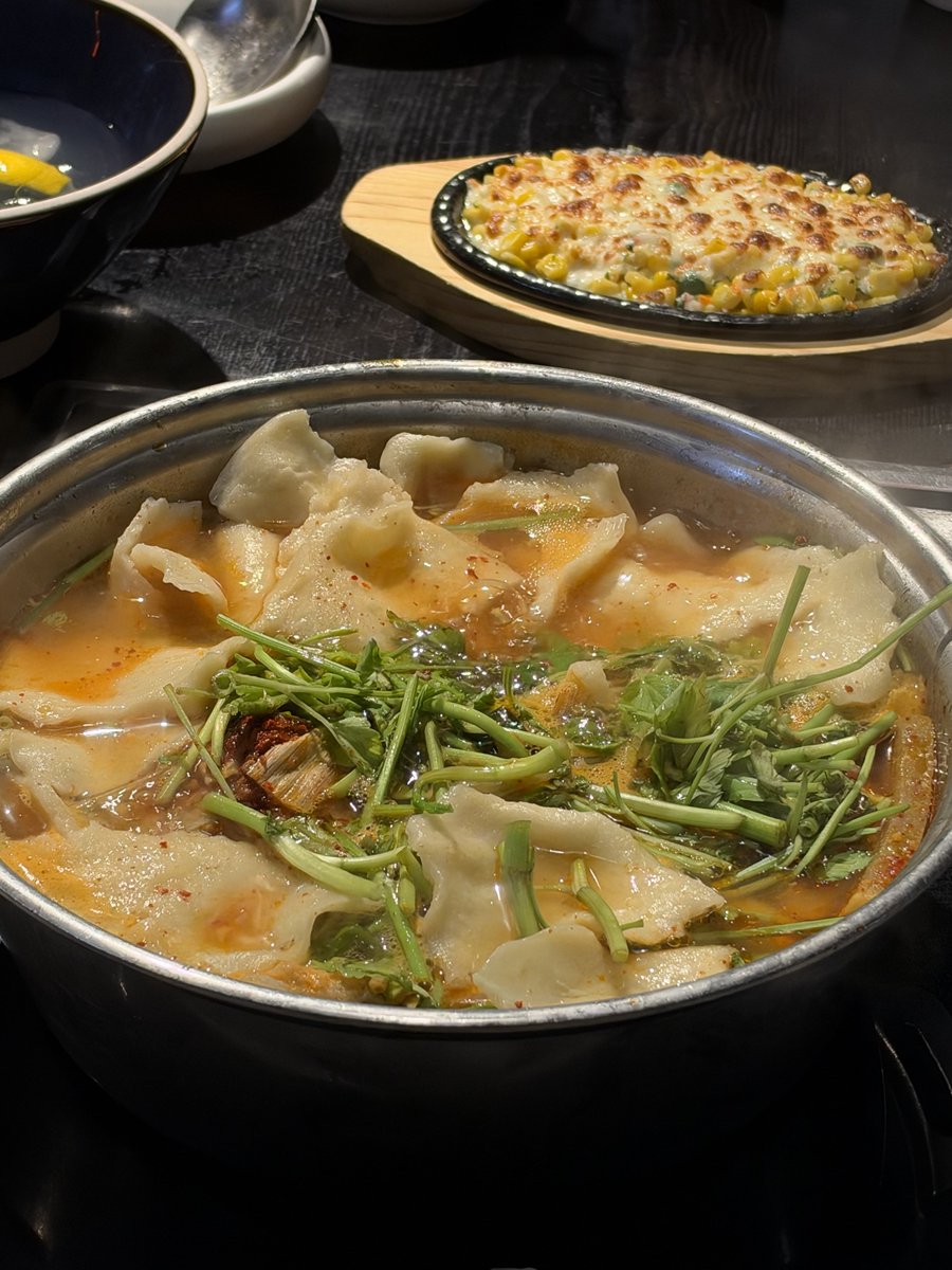 nvrsznvr's tweet photo. 저도 노량진 진주식당 생새우 체험해보았네요 ^^ 생각보다 더 맛있고 따봉 나오는 맛인데 1키로 해봤자 막상 먹어보면 한주먹 거리도 안됨 새우머리도 튀겨가지고 너무 맛있는데 먹다가 입술 다 찔림 https://t.co/RabewNfyD8