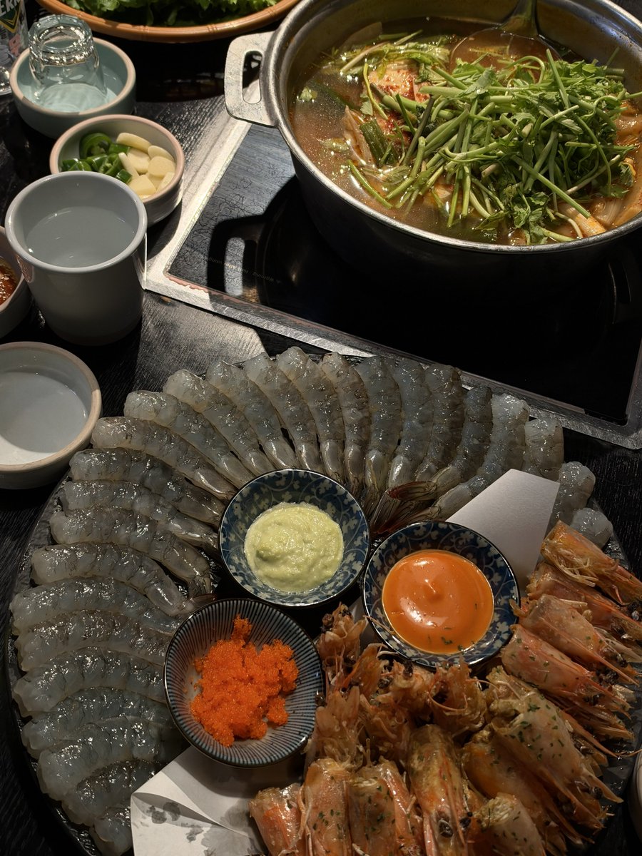 nvrsznvr's tweet photo. 저도 노량진 진주식당 생새우 체험해보았네요 ^^ 생각보다 더 맛있고 따봉 나오는 맛인데 1키로 해봤자 막상 먹어보면 한주먹 거리도 안됨 새우머리도 튀겨가지고 너무 맛있는데 먹다가 입술 다 찔림 https://t.co/RabewNfyD8