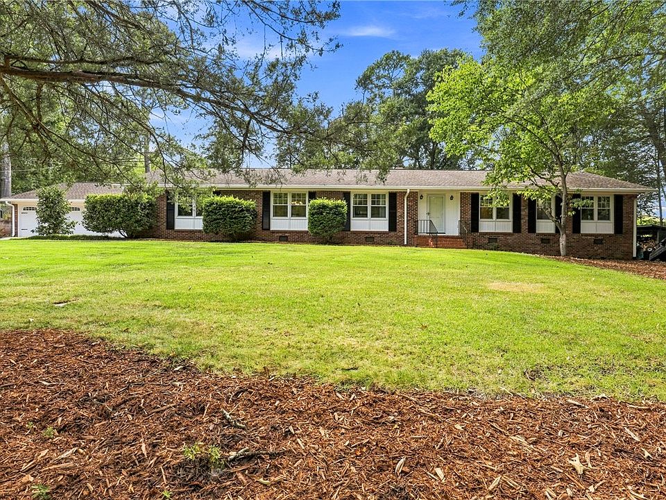 PtoPrealty's tweet photo. 112 Lakeview Circle offers 4 bedrooms, 3 baths, 0.69 acres, and a 3-car garage, all just a quick golf cart ride from Clemson Stadium and minutes from Lake Hartwell. 🏡 🐅

Contact Melissa Powell at (864) 985-3434 to schedule a showing! 🔑

#PinetoPalmRealty #SouthCarolinaRealty https://t.co/dW4RZMjK6M