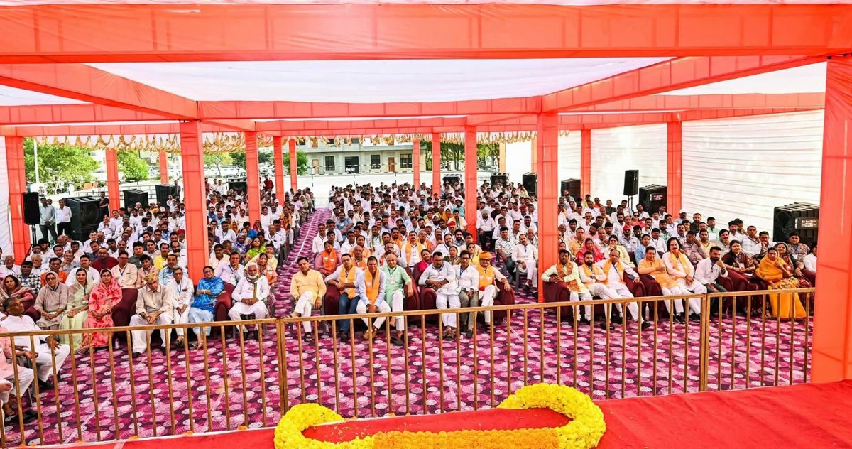 Parakram4BJP's tweet photo. माननीय मुख्यमंत्री श्री भजनलाल शर्मा जी, नगरीय विकास एवं आवासन मंत्री श्री झाबर सिंह खर्रा जी एवं पूर्व नेता प्रतिपक्ष श्री राजेन्द्र राठौड़ जी सहि�� माननीय विधायकगण, जिलाध्यक्षों की गरिमामयी उपस्थिति में आज फतेहपुर में सीकर, चूरू व झुंझुनू जिलों के भाजपा की संगठनात्मक बैठक में शामिल होने का सौभाग्य प्राप्त हुआ। इस दौरान उपस्थित सभी भाजपा पदाधिकारियों व कार्यकर्ताओं ने नगरीय निकाय चुनाव के बाद अब पंचायती राज चुनावों में चहुंओर कमल खिलाने का संकल्प लिया। 

डबल इंजन की सरकार शेखावाटी की तकदीर व तस्वीर बदलने के लिए पूरी तरह प्रतिबद्ध ���ै। आज ही मुख्यमंत्री जी ने चूरू, झुंझुनूं और सीकर जिलों में 1,277 करोड़ रुपये से अधिक की लागत वाले 83 विभिन्न विकास कार्यों का शिलान्यास एवं लोकार्पण कर जनता को विकास कार्यों की सौगात प्रदान की है। 

मुझे पूर्ण विश्वास है कि शेखावाटी का प्रत्येक भाजपा कार्यकर्ता शहरों के बाद अब गांवों में भी संगठन को मजबूत करने और भाजपा को विजयी बनाने के लिए पूरी निष्ठा एवं समर्पण के साथ जुटेगा।

@BhajanlalBjp @officialkharra @Rajendra4BJP @BJP4Rajasthan