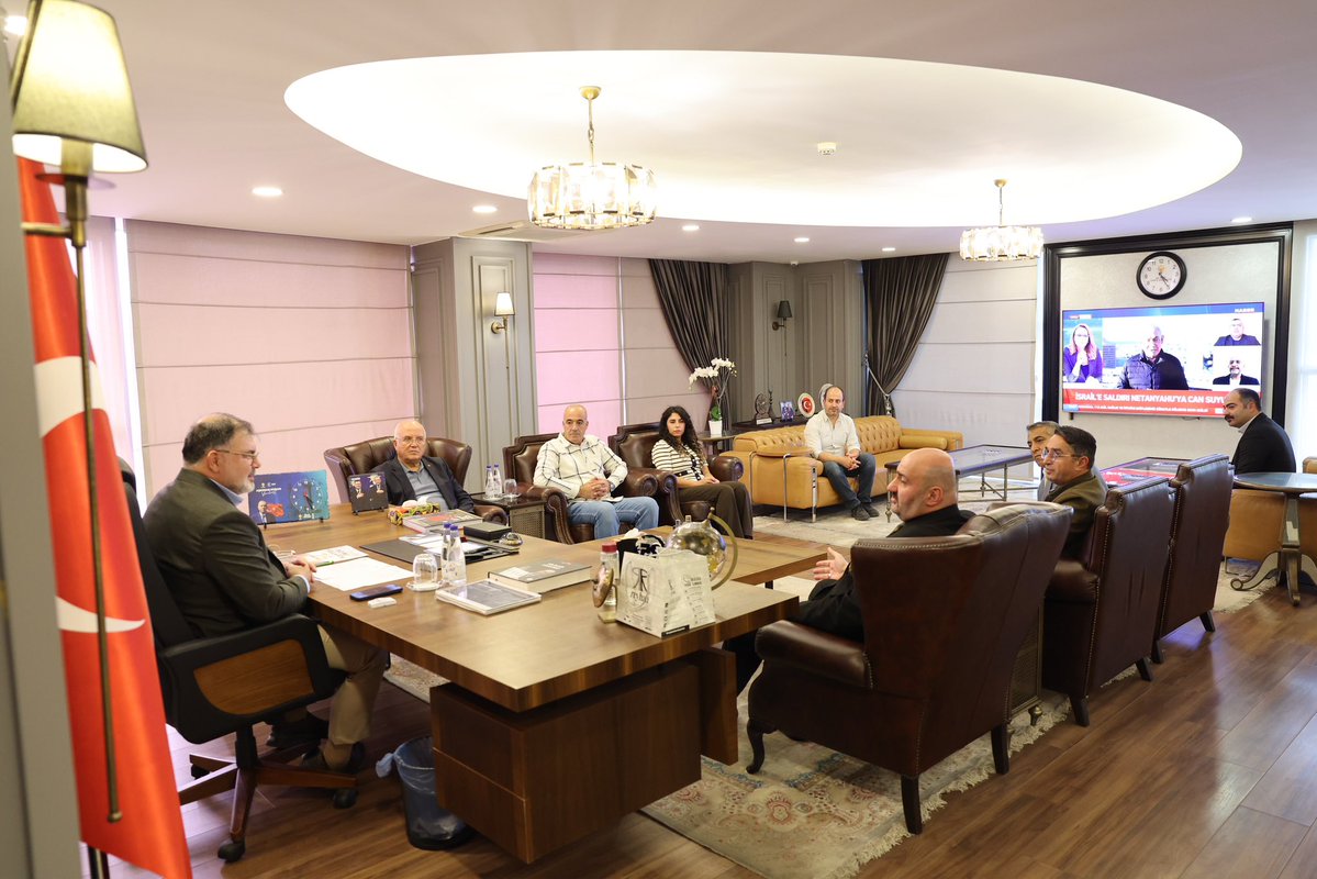 Bilalsaygili's tweet photo. İzmir Fırıncılar Odası Başkanı Sn. Kemal Sırtı ve kıymetli yönetim kurulu üyelerini İl Başkanlığımızda ağırladık.

Şehrimizin üretim ve ticaret hayatında önemli bir yere sahip olan fırıncı esnafımızın talep ve beklentileri üzerine değerlendirmelerde bulunduk.

İzmir’imizin emeğiyle, alın teriyle değer üreten esnafımızın yanında olmaya; sektörlerimizin sesine kulak vererek ortak akılla çalışmaya devam edeceğiz.

Nazik ziyaretleri için Sn. Kemal Sırtı’ya teşekkür ediyorum.