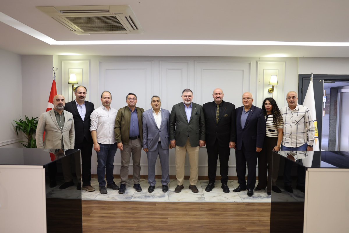 Bilalsaygili's tweet photo. İzmir Fırıncılar Odası Başkanı Sn. Kemal Sırtı ve kıymetli yönetim kurulu üyelerini İl Başkanlığımızda ağırladık.

Şehrimizin üretim ve ticaret hayatında önemli bir yere sahip olan fırıncı esnafımızın talep ve beklentileri üzerine değerlendirmelerde bulunduk.

İzmir’imizin emeğiyle, alın teriyle değer üreten esnafımızın yanında olmaya; sektörlerimizin sesine kulak vererek ortak akılla çalışmaya devam edeceğiz.

Nazik ziyaretleri için Sn. Kemal Sırtı’ya teşekkür ediyorum.