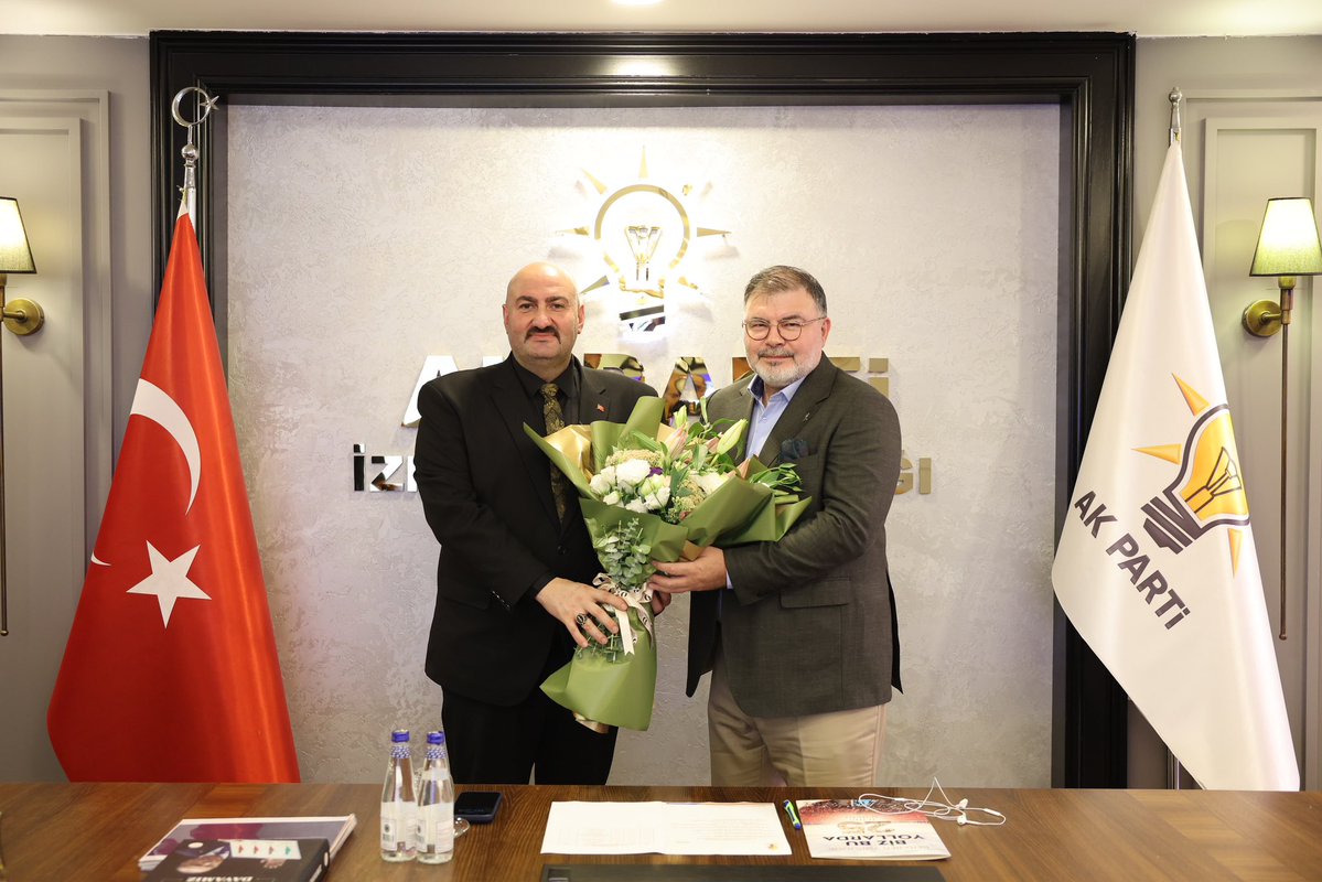 Bilalsaygili's tweet photo. İzmir Fırıncılar Odası Başkanı Sn. Kemal Sırtı ve kıymetli yönetim kurulu üyelerini İl Başkanlığımızda ağırladık.

Şehrimizin üretim ve ticaret hayatında önemli bir yere sahip olan fırıncı esnafımızın talep ve beklentileri üzerine değerlendirmelerde bulunduk.

İzmir’imizin emeğiyle, alın teriyle değer üreten esnafımızın yanında olmaya; sektörlerimizin sesine kulak vererek ortak akılla çalışmaya devam edeceğiz.

Nazik ziyaretleri için Sn. Kemal Sırtı’ya teşekkür ediyorum.